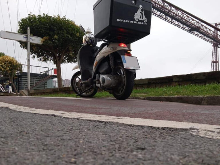 Mensajería y Repartos Bizkaia moto estacionada